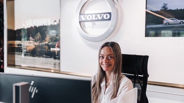 Bilde av kundeveileder sittende ved infodisken hos Volvo Car Stor-Oslo. 